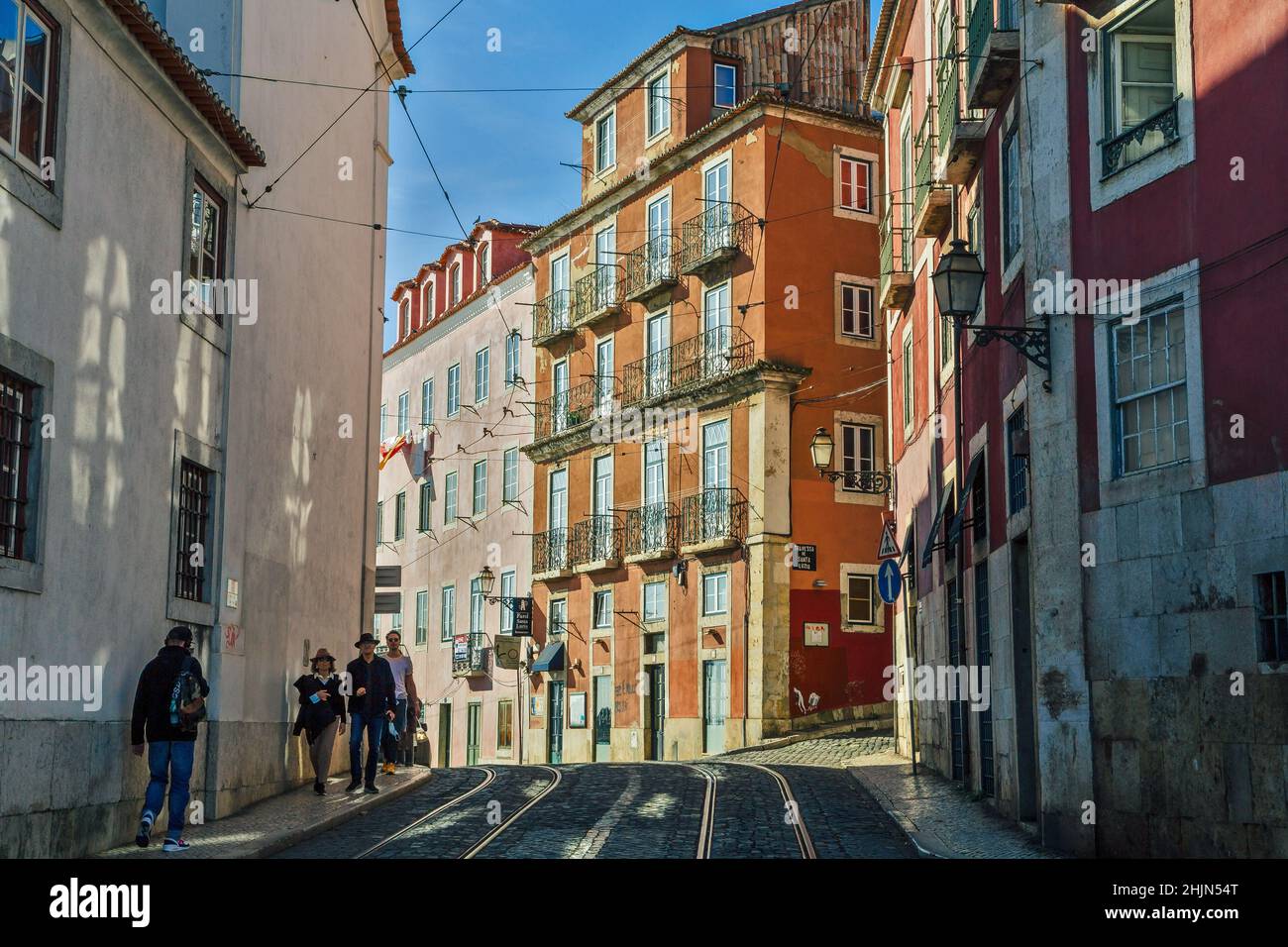 Alfama Lisboa strada stretta portoghese colorata, Lisbona, Portogallo Foto Stock