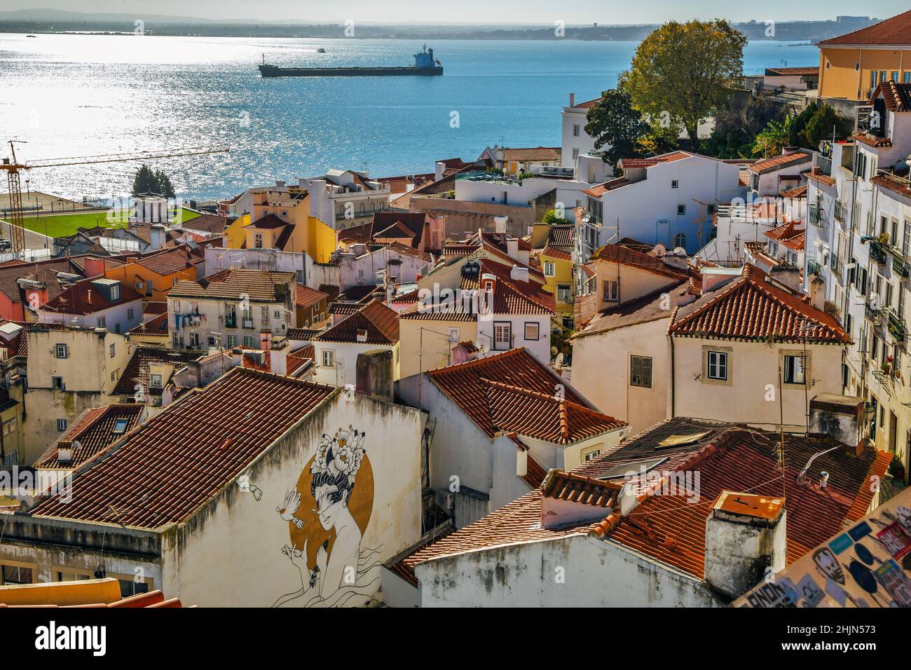 Alfama Lisboa casa portoghese colorata e fiume Tago. Lisbona Portogallo Foto Stock