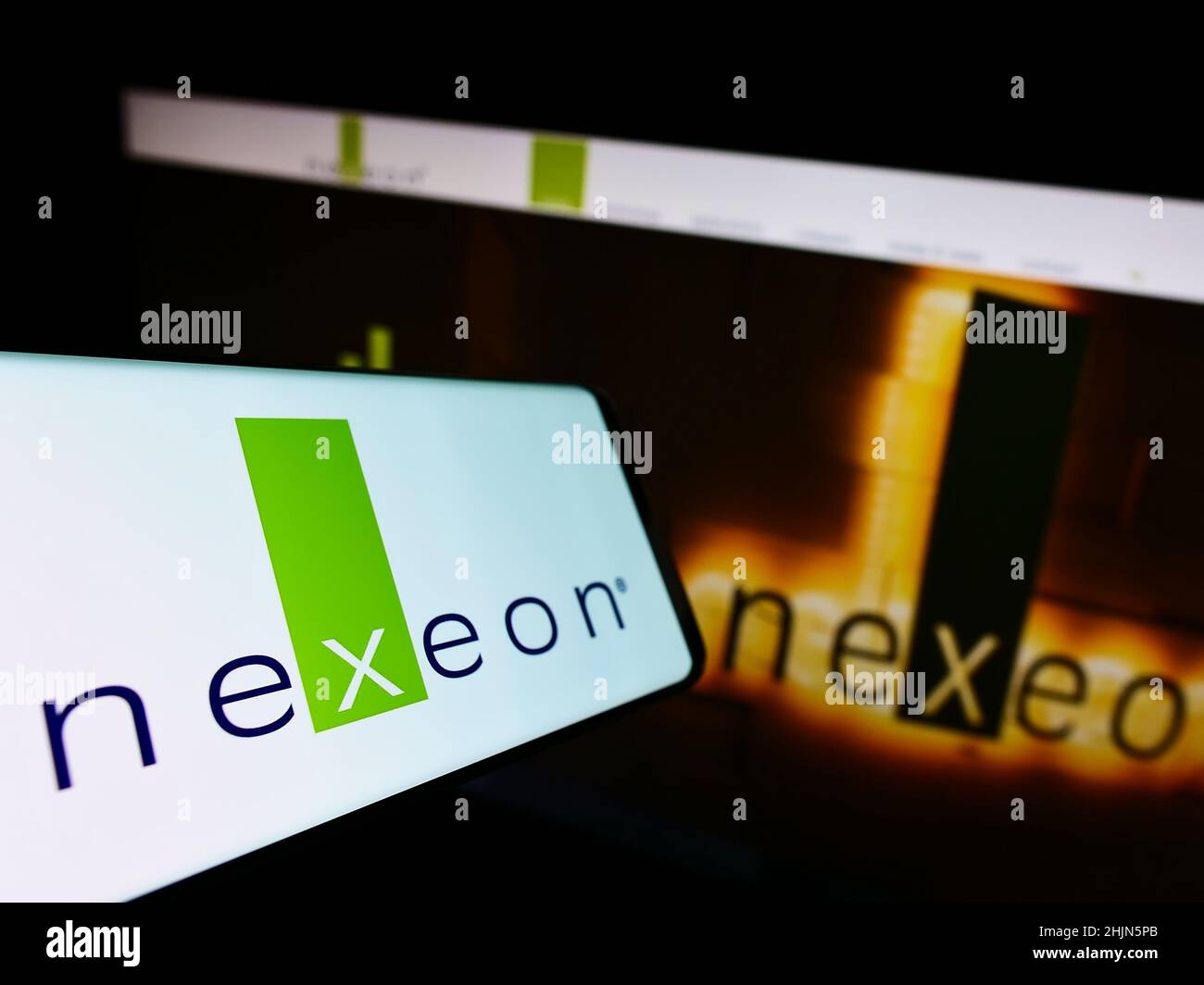 Smartphone con logo della società britannica Nexeon Ltd. Di batterie sullo schermo di fronte al sito Web aziendale. Concentrarsi sul centro del display del telefono. Foto Stock