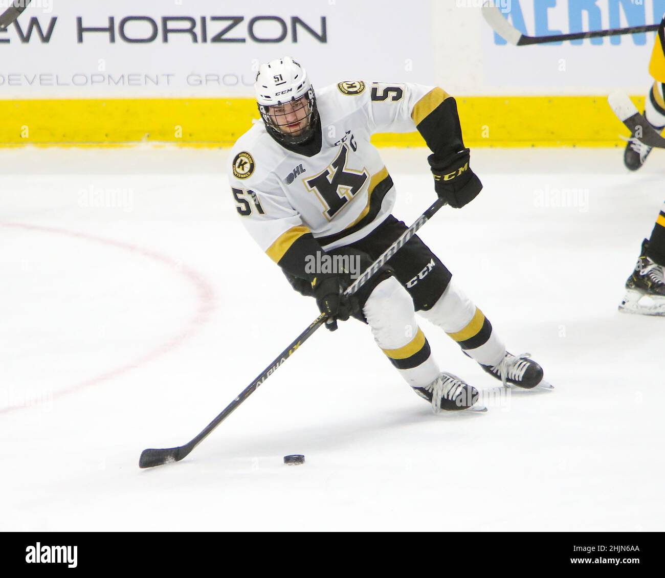 Hamilton, Canada. 30th Jan 2022. Jan 30 2022 Hamilton Ontario Canada, capitano di Kingston e futuro NHLer Shane Wright (51) gioca contro gli Hamilton Bulldogs con una gabbia. Credit: Luke Durda/Alamy Live News Foto Stock