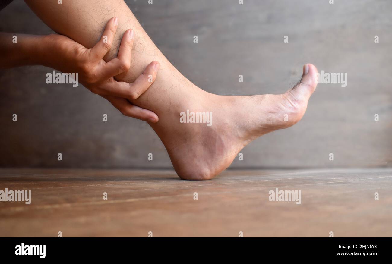 Gamba di giovane asiatico. Concetto di dolore alle gambe o problema. Foto Stock