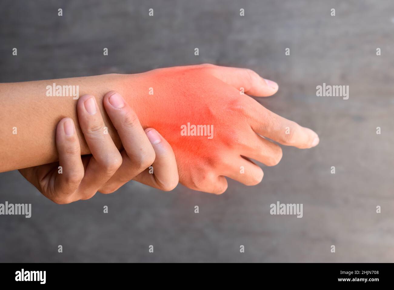 Dolore nelle mani del giovane del sud-est asiatico. Concetto di dolore alla  mano, artrite e problemi articolari Foto stock - Alamy