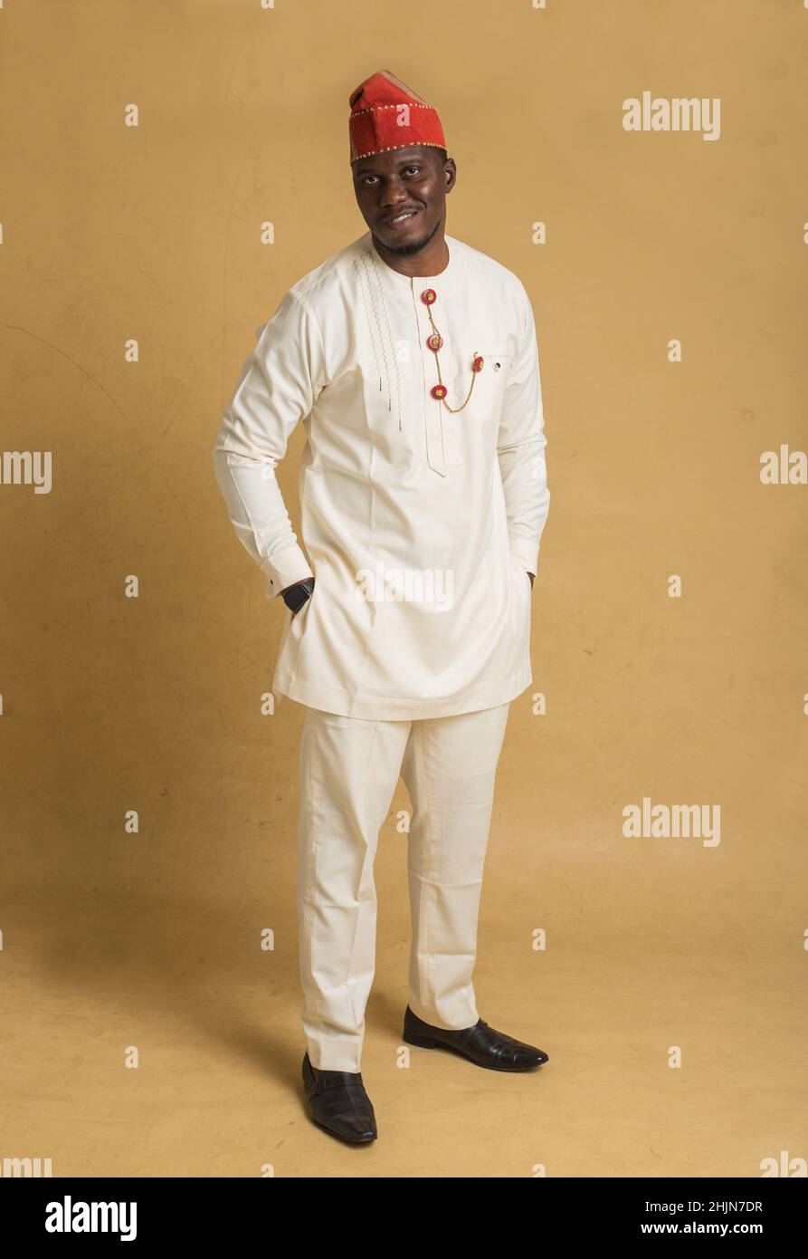 Yoruba culturalmente vestito uomo d'affari con le mani in posa nella sua tasca Foto Stock