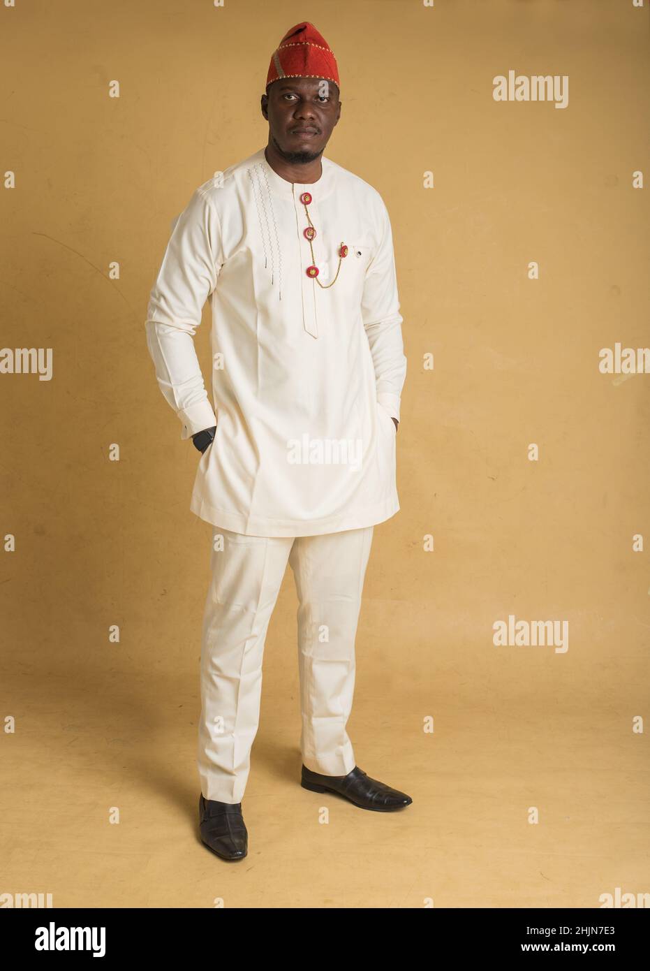 Yoruba culturalmente vestito uomo d'affari con le mani nella sua tasca Foto Stock