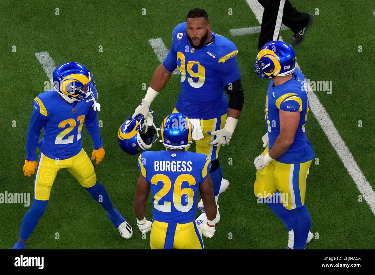 Inglewood, Stati Uniti. 31st Jan 2022. Aaron Donald di Los Angeles Rams (99) si rallegra con i suoi compagni di squadra dopo aver battuto il San Francisco 49ers durante la partita del campionato NFC al SoFi Stadium di Inglewood, California, domenica 30 gennaio 2022. Foto di Jon SooHoo/UPI Credit: UPI/Alamy Live News Foto Stock