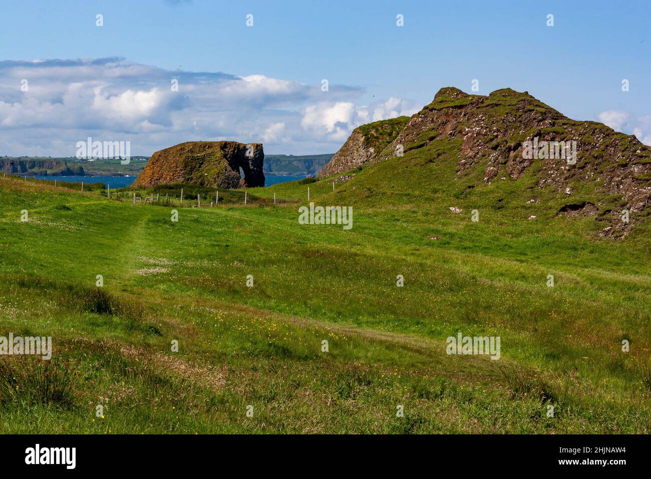 Vista della costa atlantica nell'Irlanda del Nord durante l'estate Foto Stock