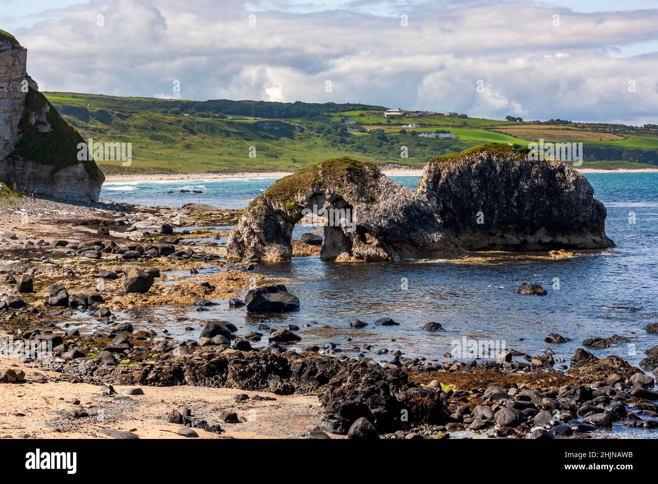 Vista della costa atlantica nell'Irlanda del Nord durante l'estate Foto Stock