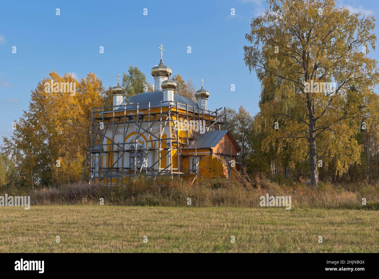 Chiesa della Natività della Beata Vergine Maria in autunno raggi del sole tramonto vicino al villaggio di Zhavoronkovo, Verkhovazhsky distretto, volo Foto Stock