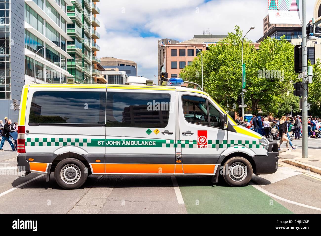 Adelaide, Australia - 9 novembre 2019: Auto St John Ambulance che blocca la strada nel centro della città durante la sfilata di Natale in un giorno Foto Stock