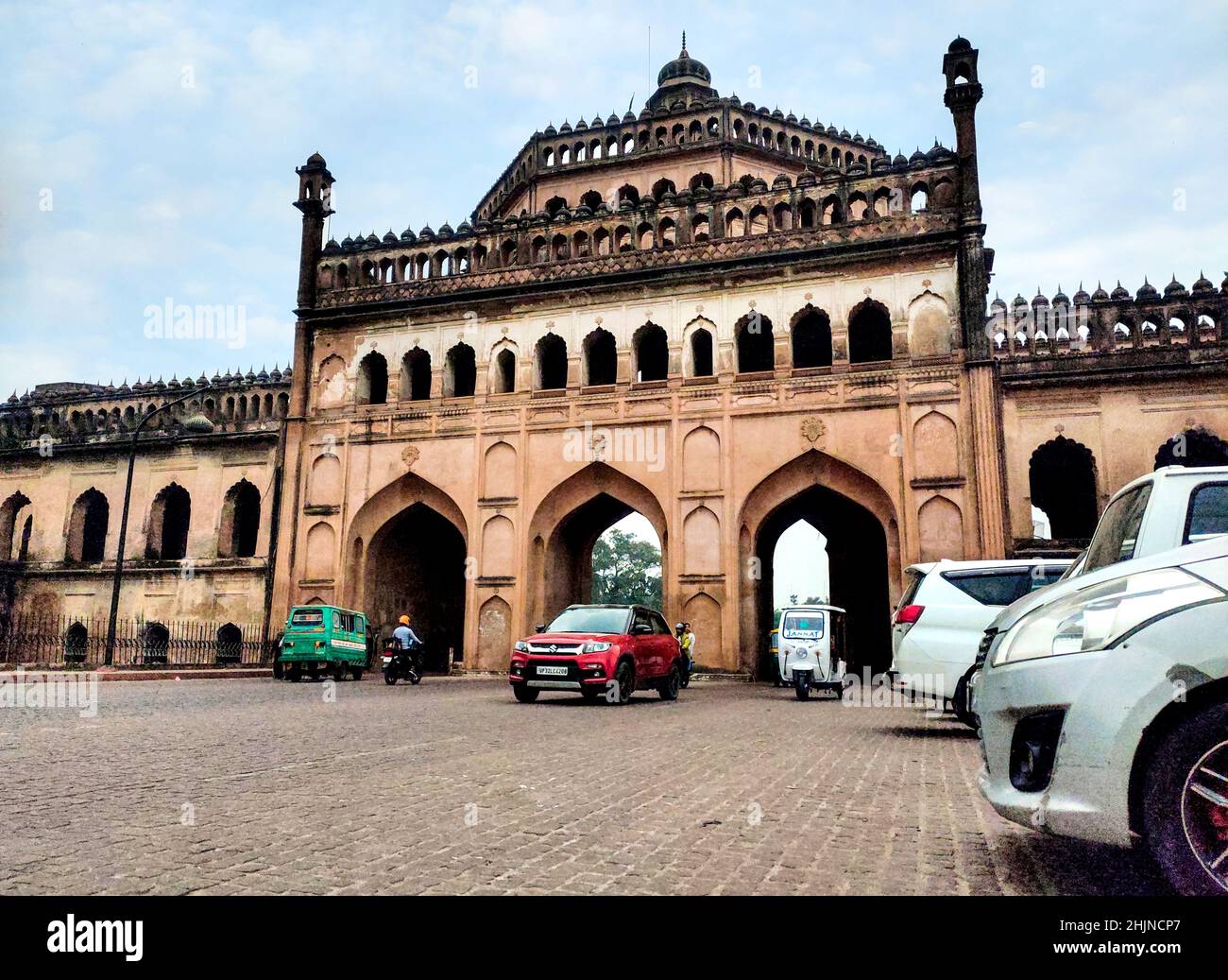 Il Rumi Darwaza (porta turca) a Lucknow, Uttar Pradesh stato dell'India è una porta imponente. Rumi Darwaza è un esempio di architettura Awadhi. Foto Stock