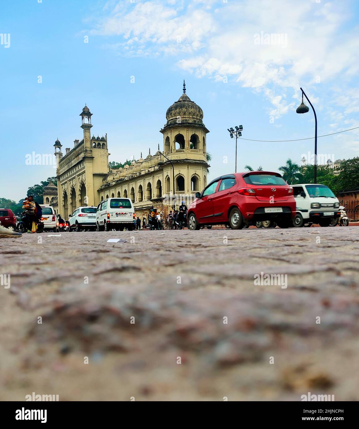 Lucknow, India - Dicembre 2021 : Bara Imambara e Moschea Asfi a Lucknow , India Foto Stock