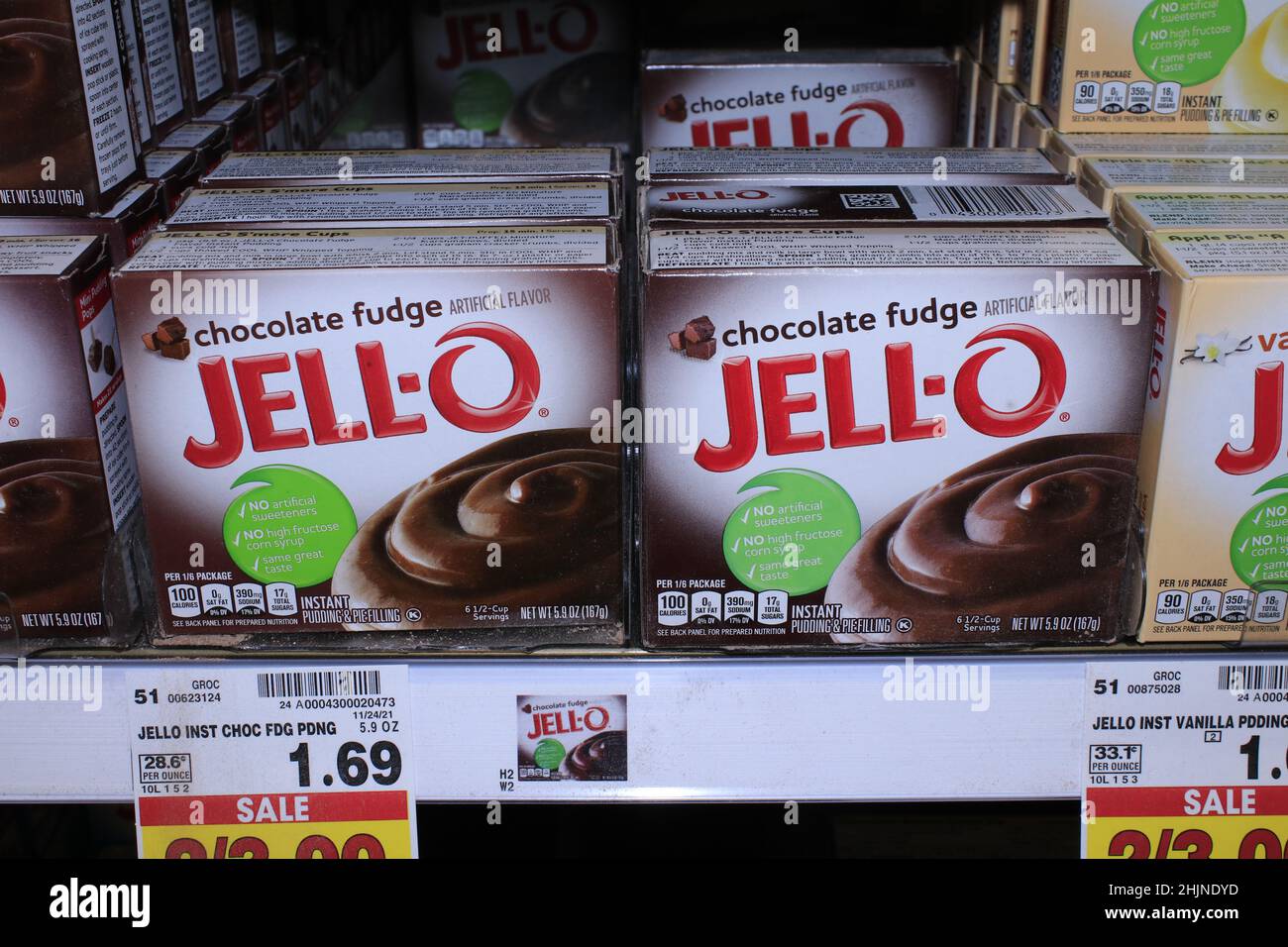 Un primo piano di Jell-o Chocolate Fudge Instant Pudding su una mensola in metallo in un negozio Dillons in Kansas che è luminoso e colorato Foto Stock