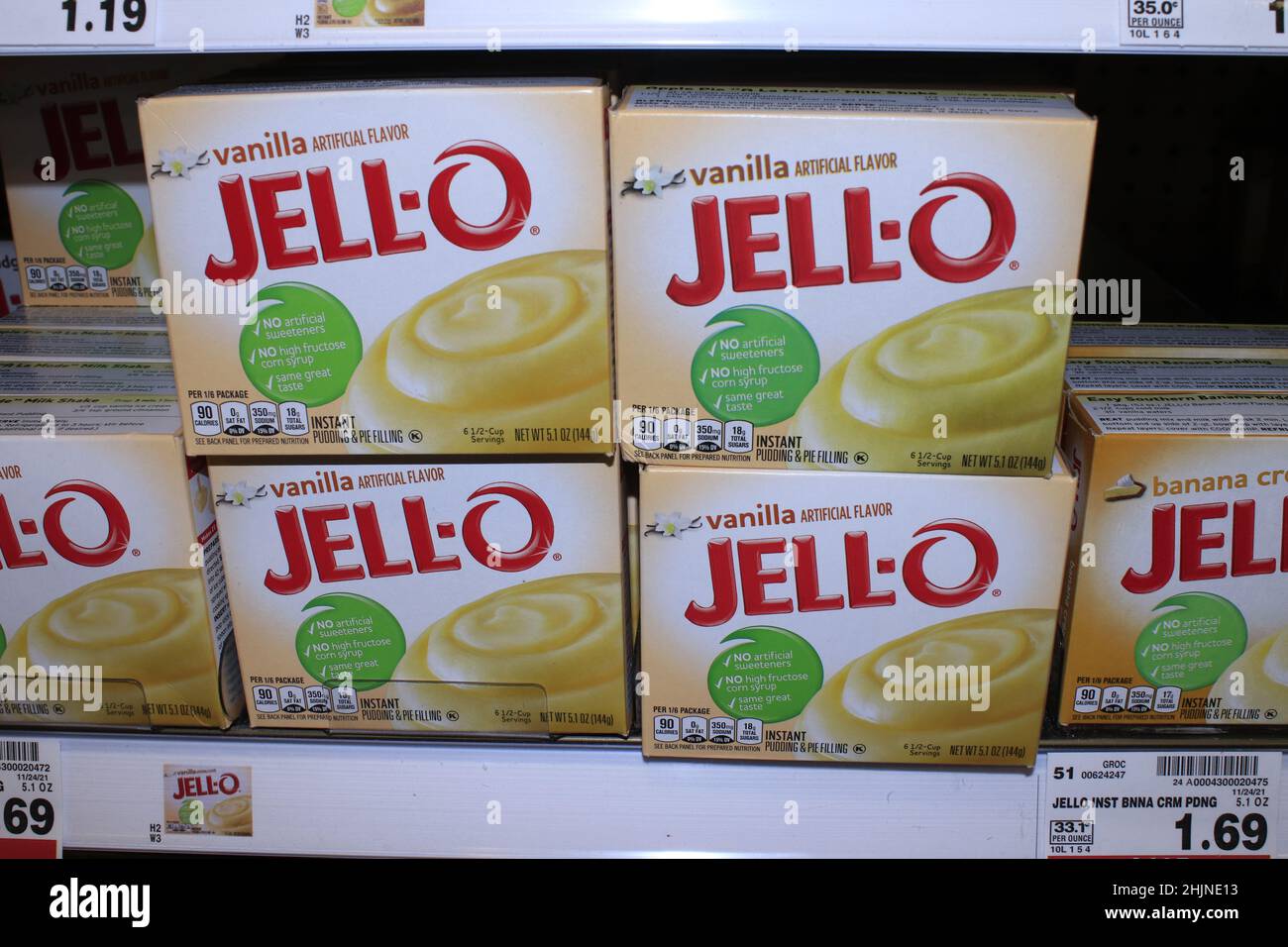 Vanilla Jell-o Pudding sparato primo piano su uno scaffale di metallo in un negozio Dillons in Kansas Foto Stock