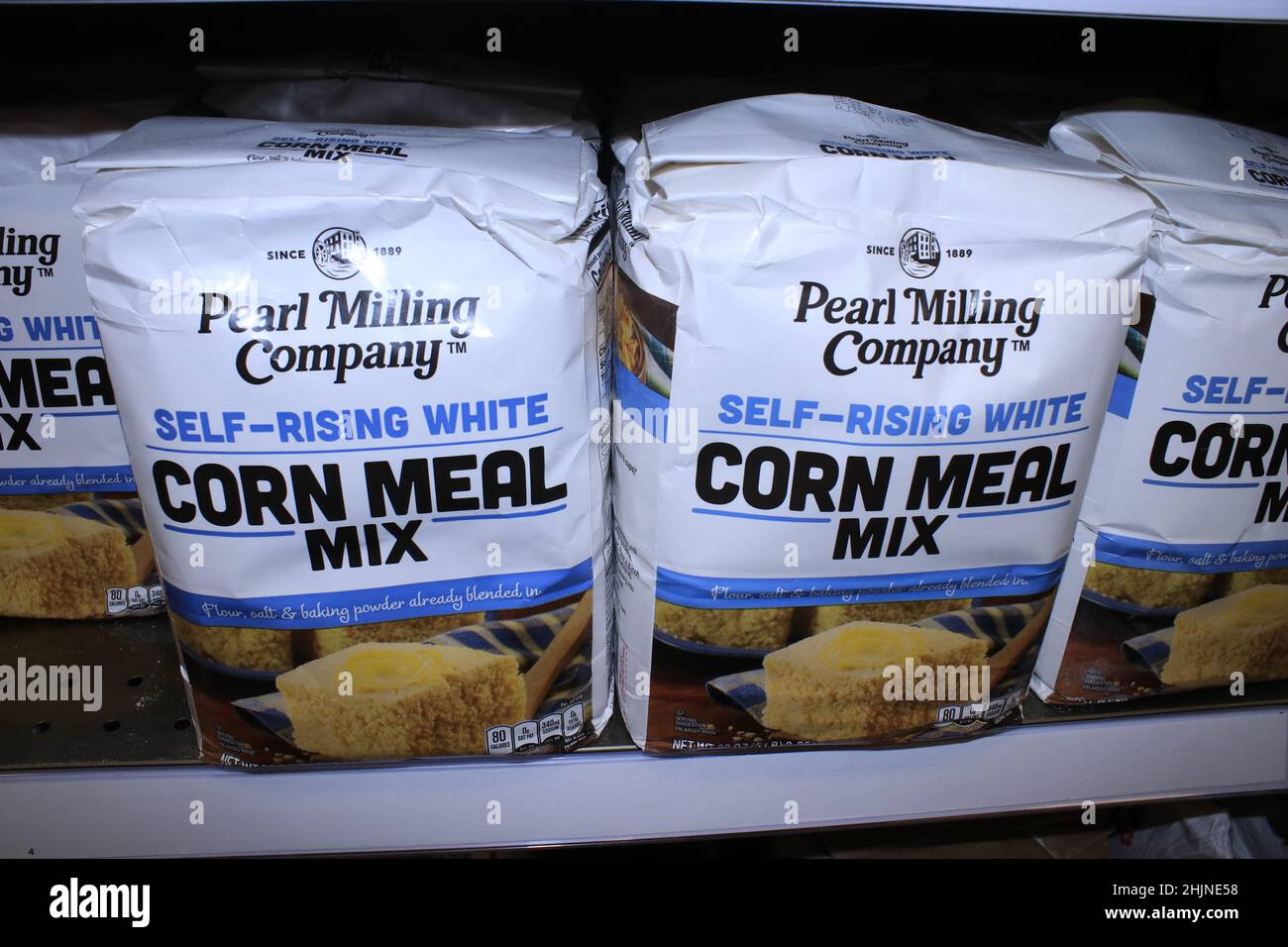 Un primo piano di Pearl Milling Company SELF-RISING BIANCO MAIS MIX IN sacchetti su una mensola di metallo in un negozio di alimentari Dillons in Kansas Foto Stock