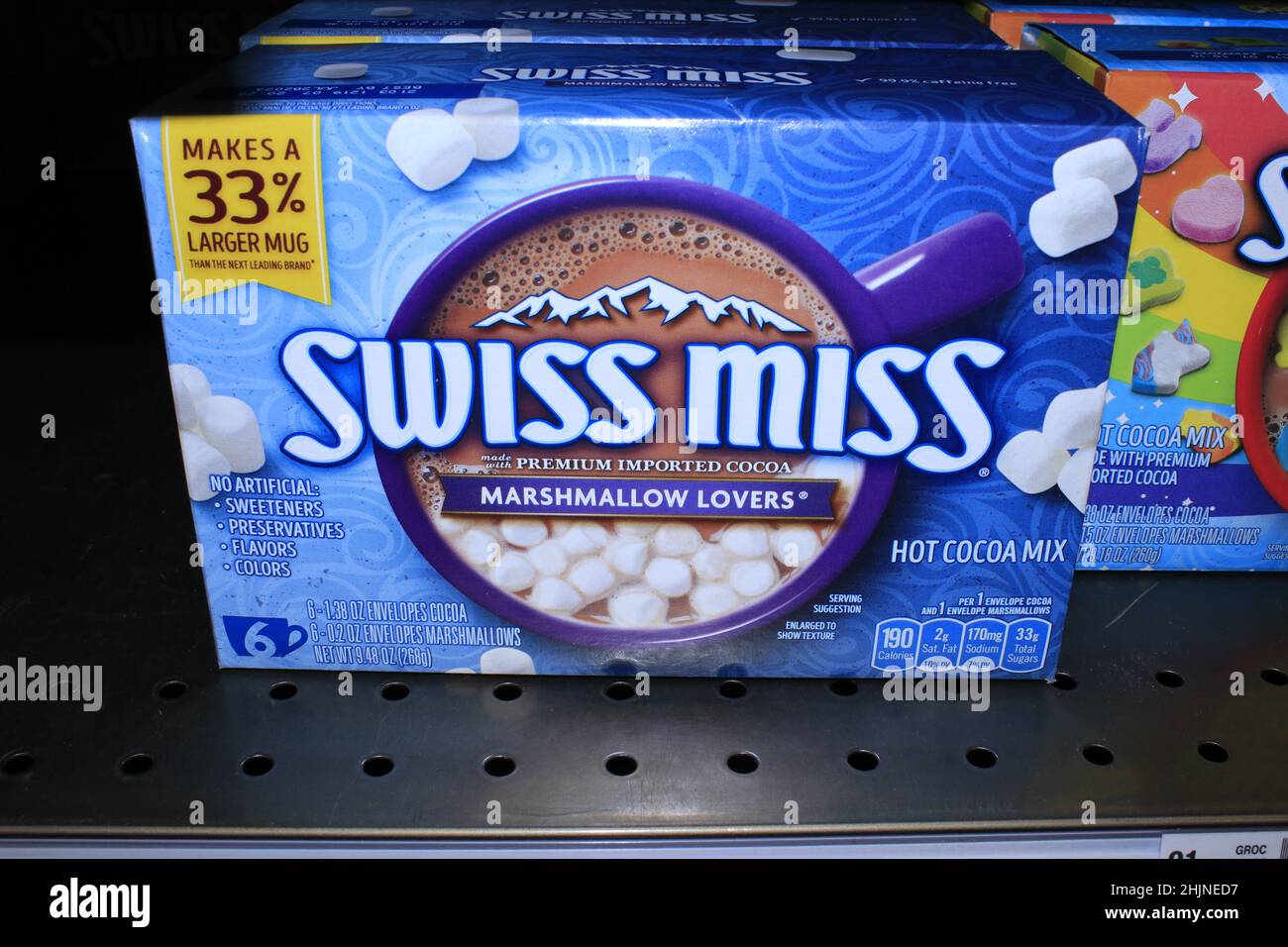 Un primo piano di SWISS MISS MARSHMALLOW LOVERS Hot Chocolate su uno scaffale di metallo in un negozio di alimentari in Kansas Foto Stock