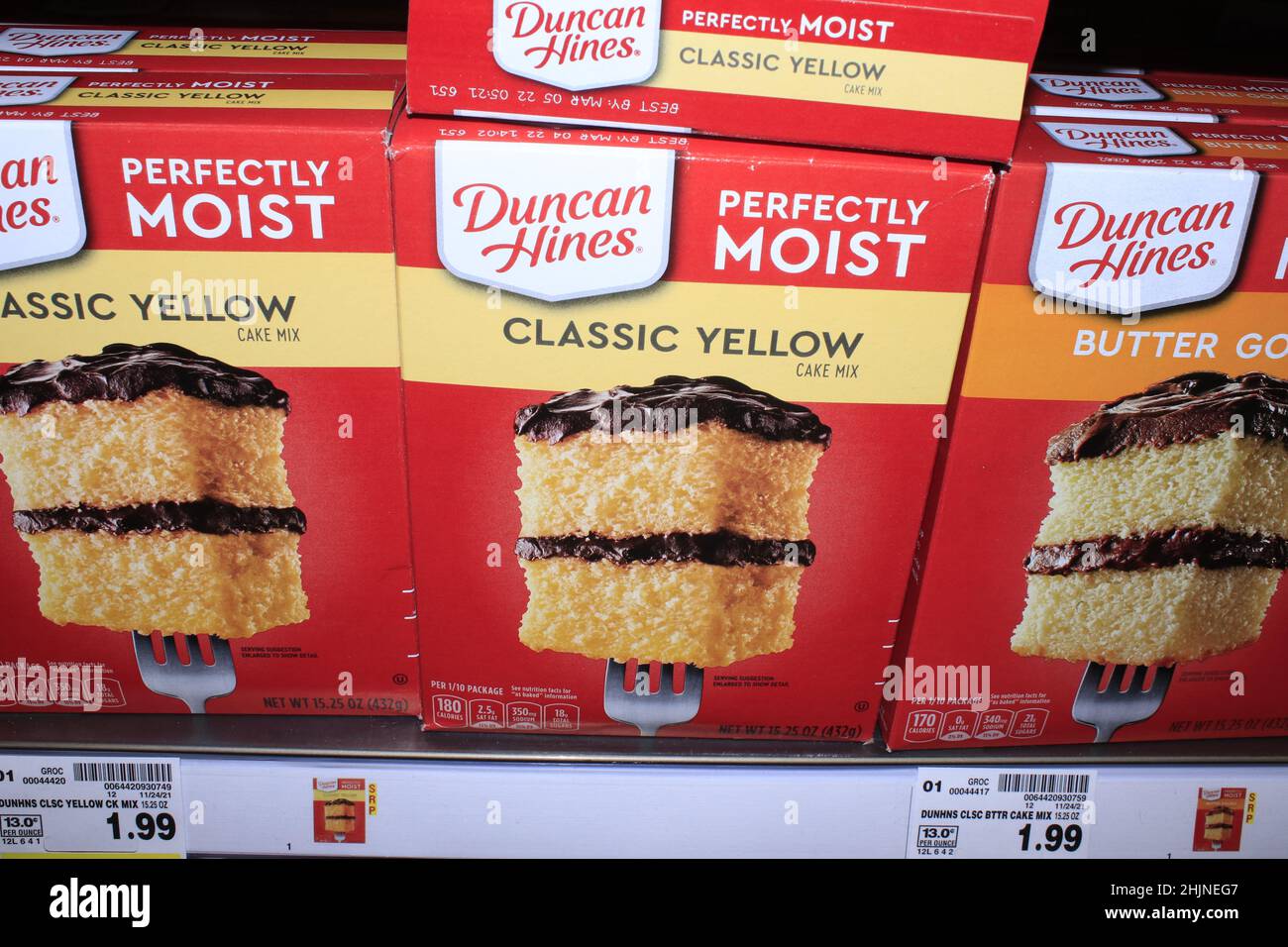 Un primo piano di DUNCAN HINES Classic Yellow Cake Mixes su uno scaffale in metallo presso un negozio di alimentari Dillons in Kansas Foto Stock