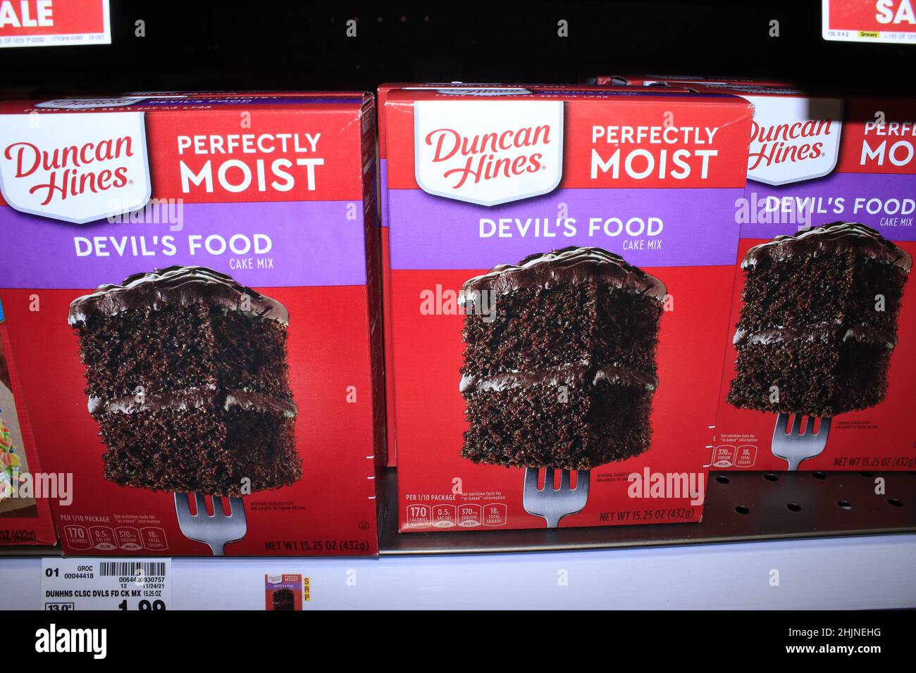 Primo piano del MIX DI TORTE ALIMENTARI di Duncan Hines DEVIL, luminoso e colorato in un negozio di alimentari Dillons in Kansas su una scaffale in metallo Foto Stock