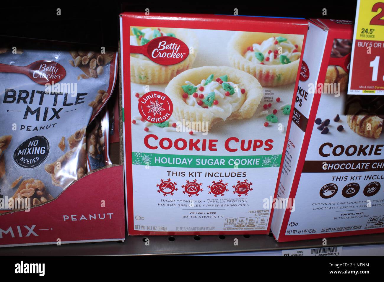 Un primo piano di Betty Crocker Cookie Cups Holiday Sugar Cookies si mescola in scatole su uno scaffale di metallo presso un negozio di alimentari Dillons in Kansas Foto Stock