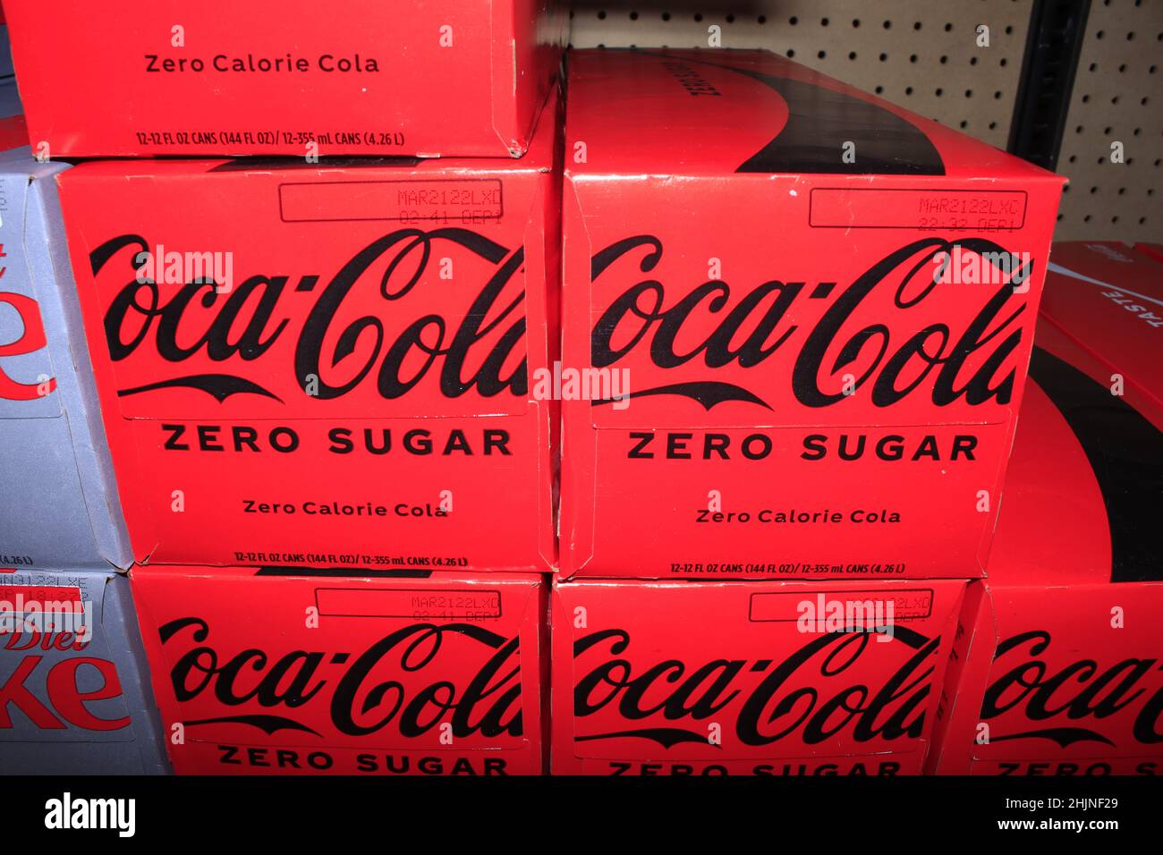 Un primo piano di Coca-Cola in una scatola rossa e nera in un negozio Dillons che è luminoso e colorato su uno scaffale di metallo in Kansas Foto Stock