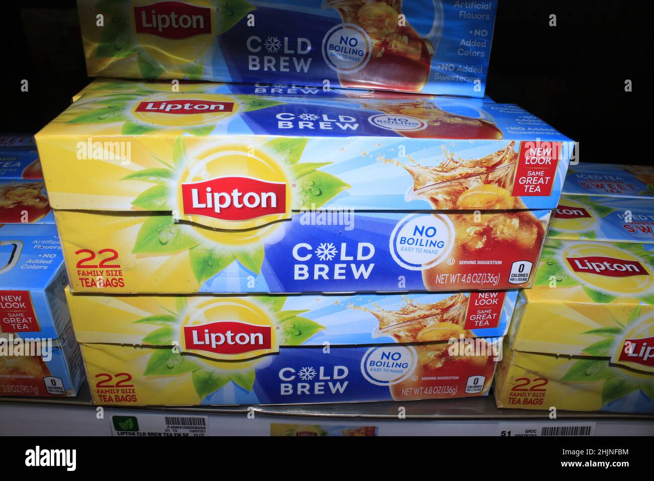 Un primo piano di tè Lipton Cold Brew su una mensola di metallo in un negozio di alimentari in Kansas Foto Stock