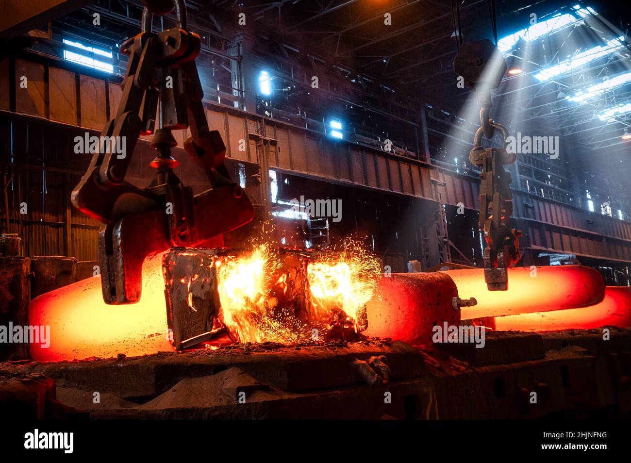 Il getto di metallo rosso-caldo viene trasportato da una gru metallurgica Foto Stock