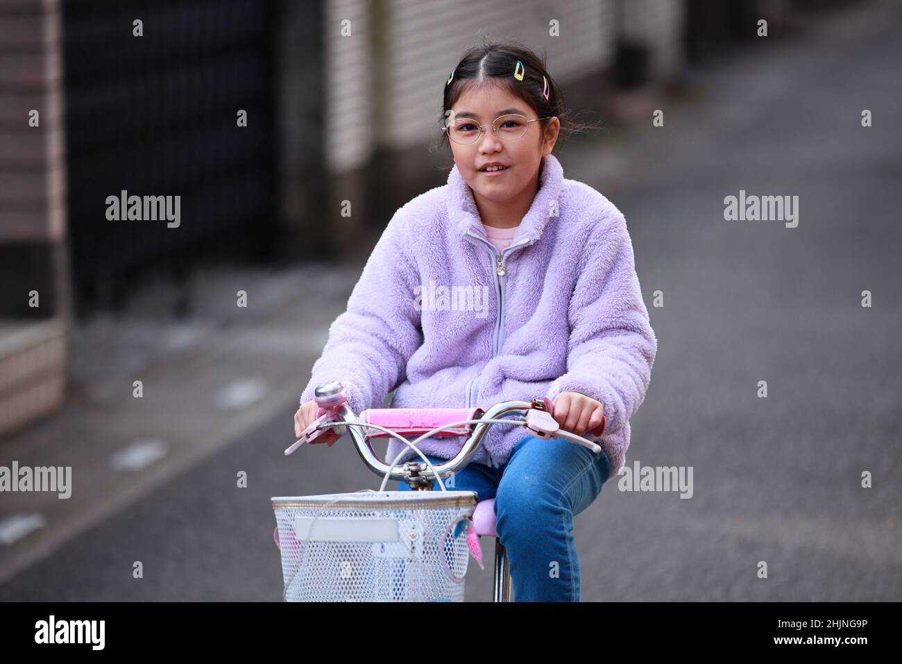 Bambini che si cavano in bicicletta Foto Stock