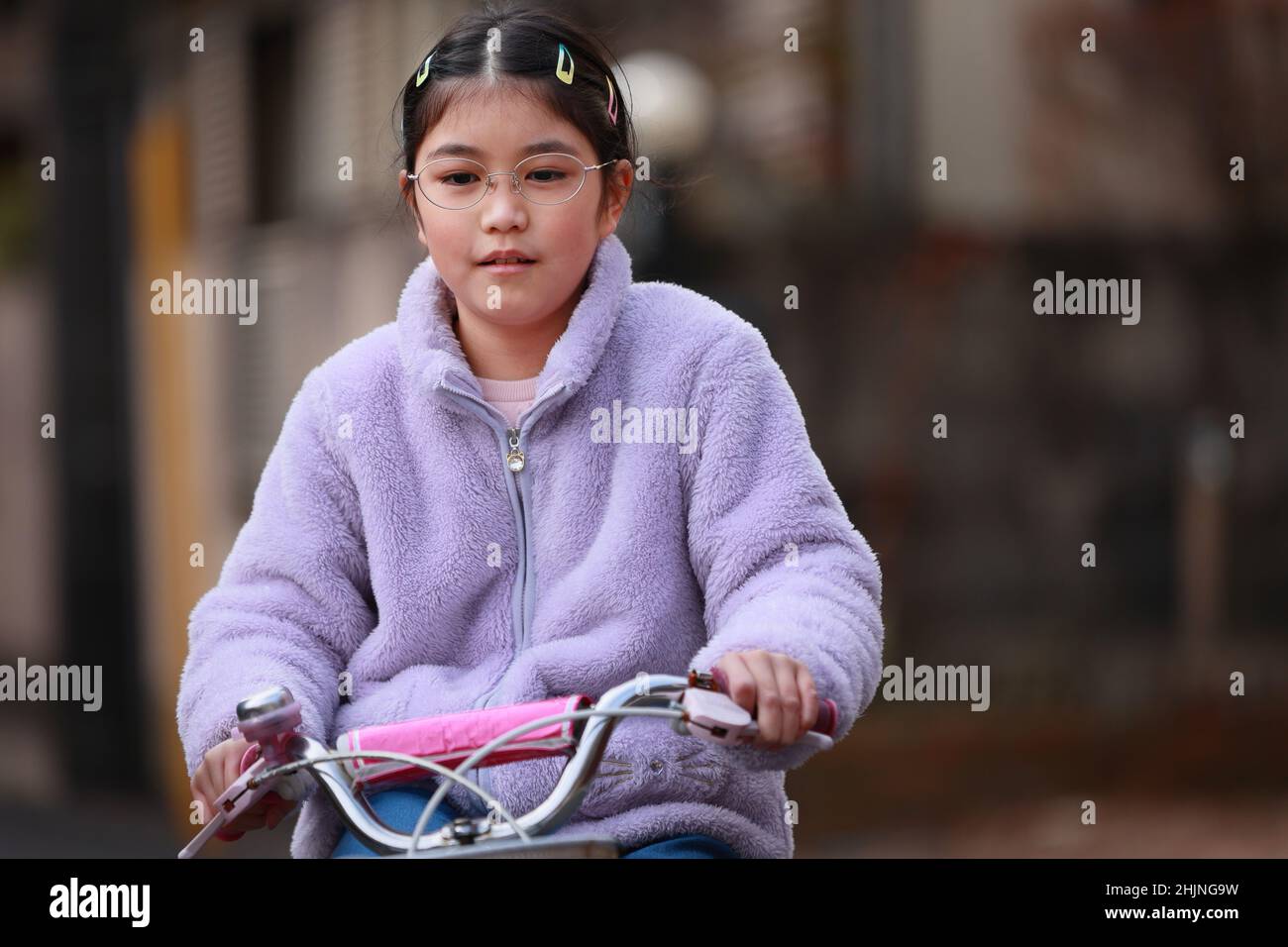 Ci fermiamo per una breve pausa durante il giro in bici del quartiere. C'è così tanto da vedere quando sei su due ruote! Foto Stock