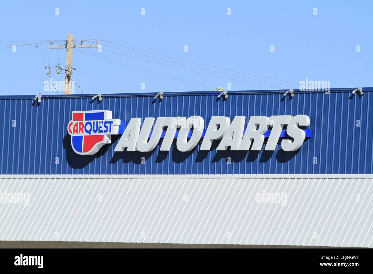 CARQUEST AUTO PARTI Annuncio segno che è luminoso e colorato su un edificio in Kansas. Foto Stock