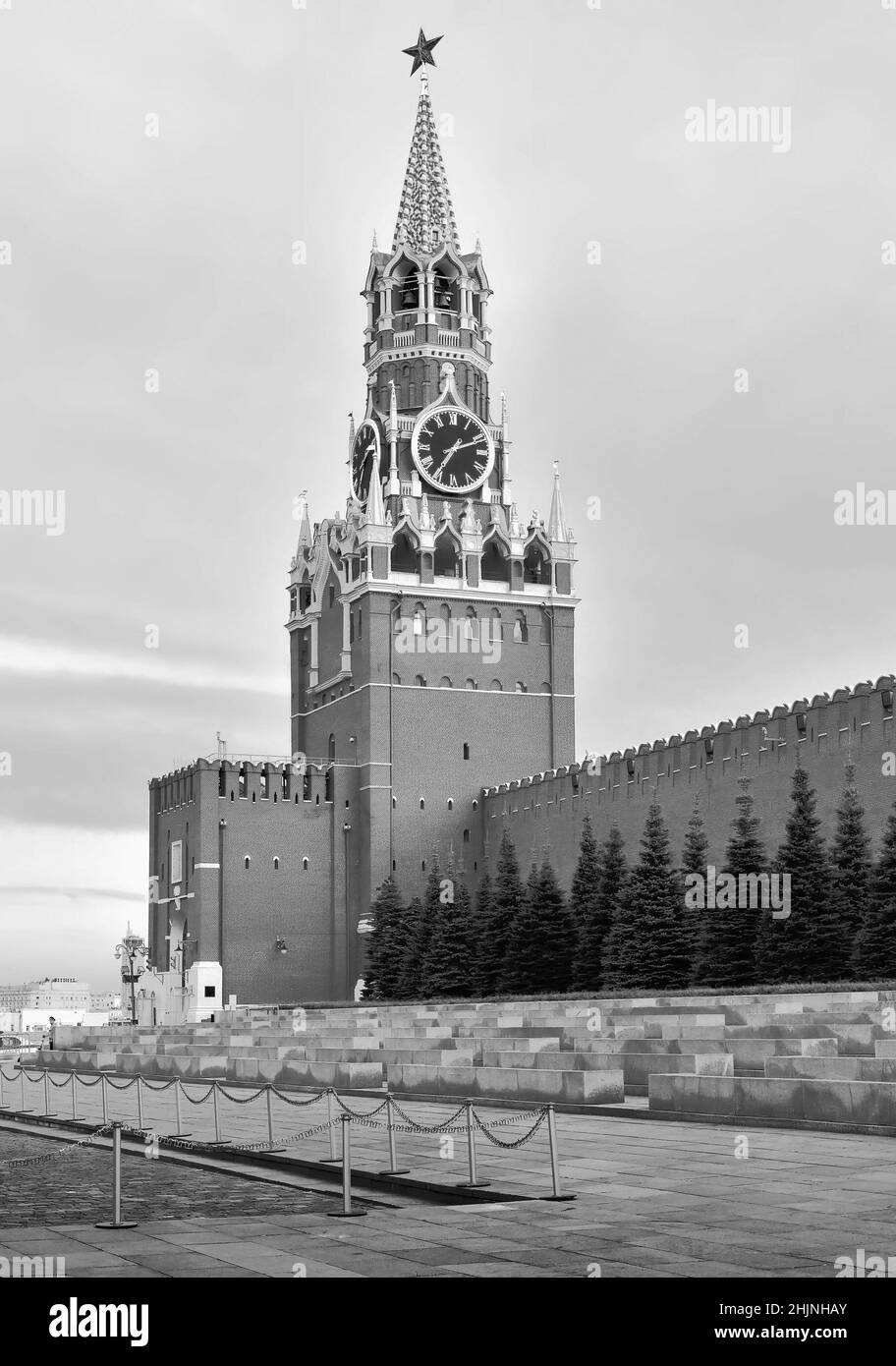 Spasskaya torre del Cremlino di Mosca. Simbolo della capitale, fortezza medievale, muro, orologio, stella sul tetto a scomparsa. Architettura del XV-XVII secolo Foto Stock