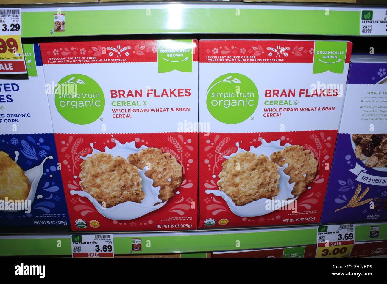 Simple Truth Organic Bran Flakes cereali sparato primo piano su uno scaffale di metallo in un negozio Dillons in Kansas Foto Stock