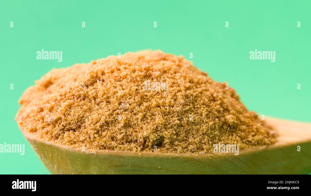 Zucchero di cocco in cucchiaio di legno Foto Stock