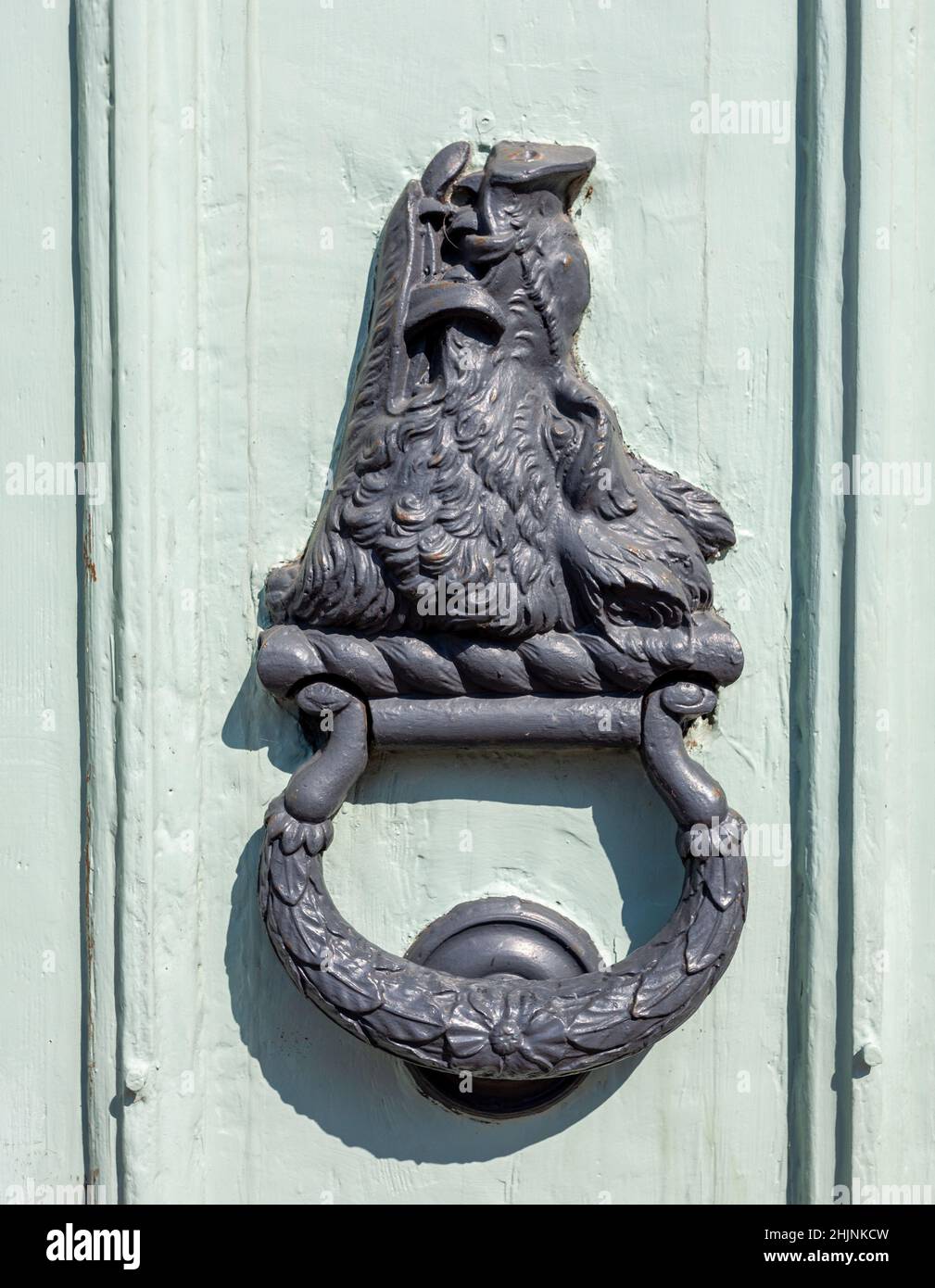 Boars testa porta bussare su verde chiaro porta a Ripley Castle nel North Yorkshire Foto Stock
