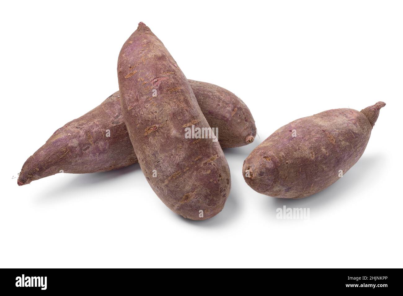 Gruppo di patate dolci viola fresche intere isolate su sfondo bianco Foto Stock
