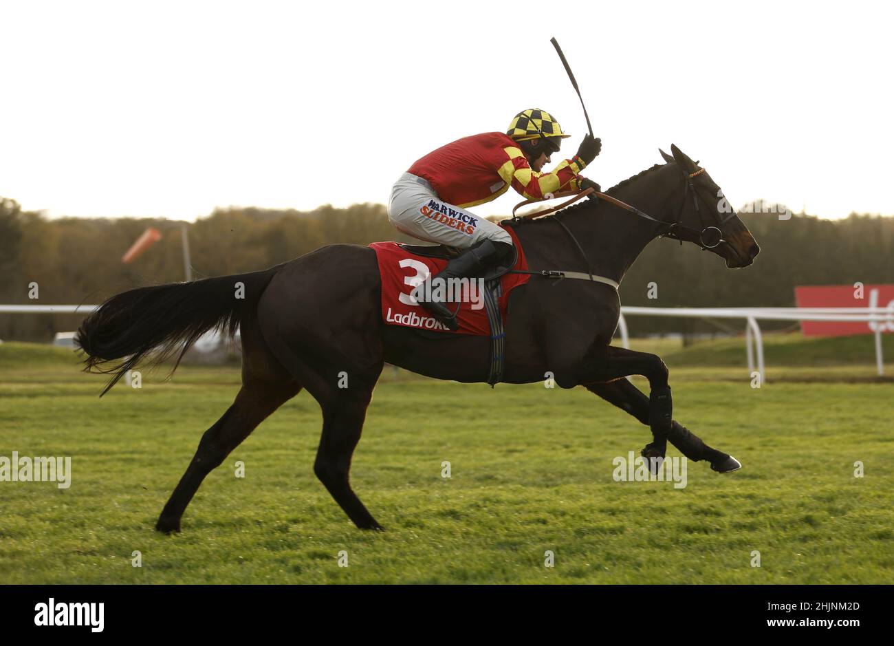 Foto del file datata 27-11-2021 di Onemoreforteroad guidato dal jockey Jack Quinlan sulla strada per vincere i Ladbrokes impegnati a più sicuro gioco d'azzardo intermedio hurdle durante Ladbrokes Trophy Day. Secondo Neil King, Onemorefortheroad si sta dirigendo verso l'ostacolo di Betfair il 12 febbraio, dietro a uno sforzo migliore per la carriera. Data di emissione: Lunedì 31 gennaio 2022. Foto Stock