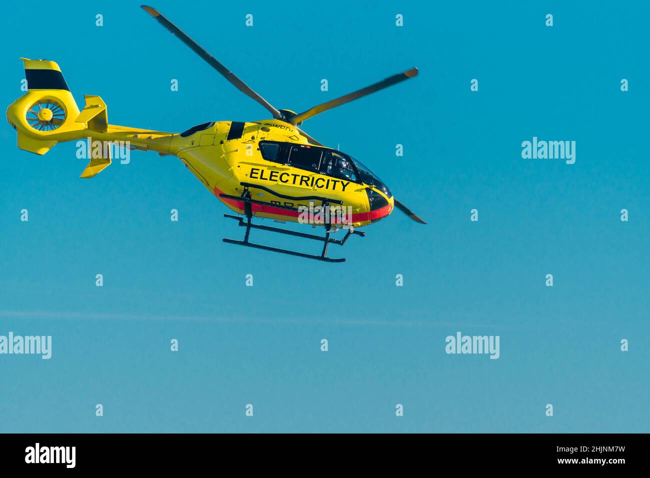L'elicottero del H135 delle linee elettriche Western Power Checking nell'area di Herefordshire UK, gennaio 2022 Foto Stock