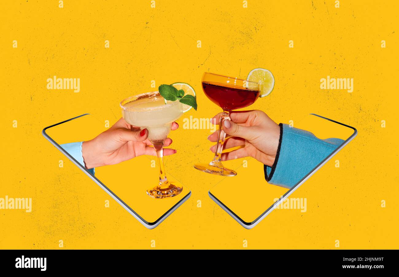 Collage d'arte contemporanea di due mani che sporgono lo schermo del telefono e bicchieri da cocktail aggraffati isolati su sfondo giallo. Foto Stock