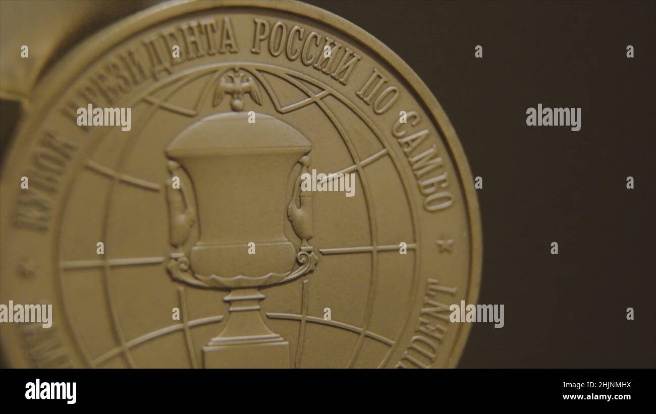 Medaglia d'oro con nastri tricolore in primo piano. Medaglia per il primo posto nel concorso a judo. Medaglie per una vittoria. Foto Stock