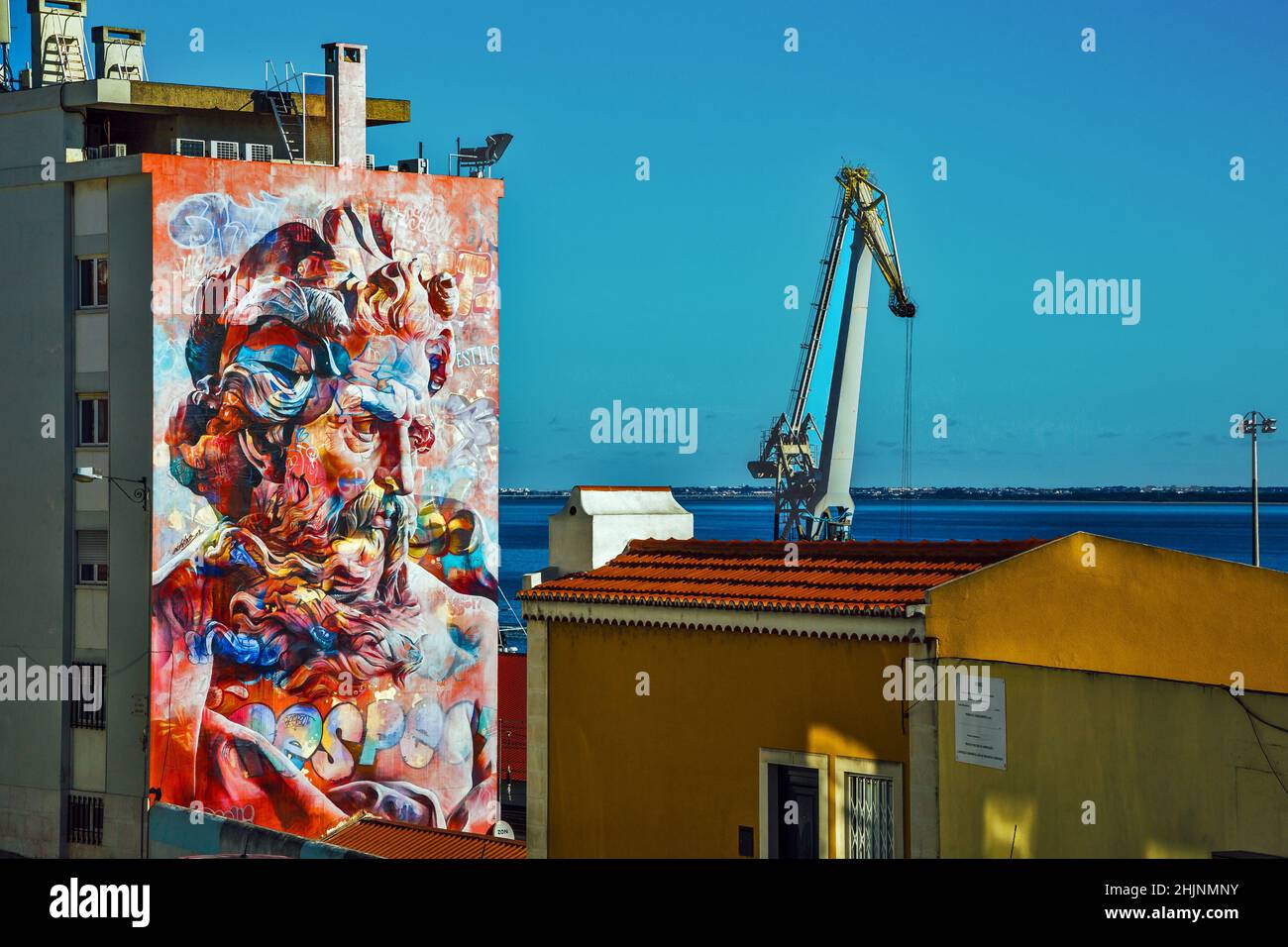 Famoso Graffiti e gru portuale sul fiume Tago, Lisboa. Lisbona, Portogallo Foto Stock