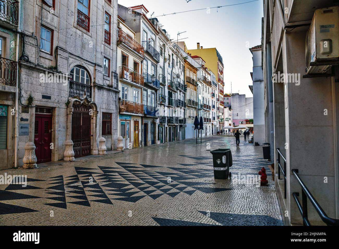 Negozi locali di strada stretta nel distretto di Alfama Lisboa, Lisbona, Portogallo Foto Stock