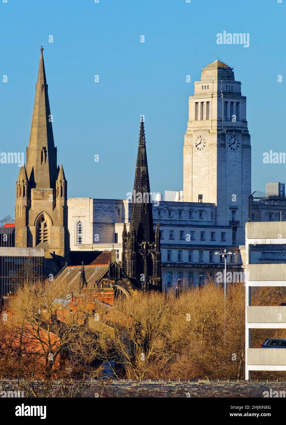 Regno Unito, West Yorkshire, Leeds, Università di Leeds, Parkinson Building e Church Spires Foto Stock