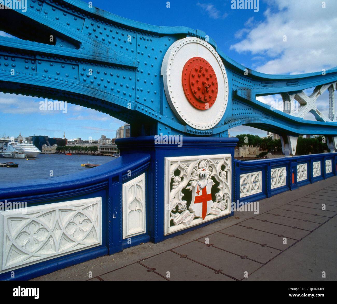 RIO TAMESIS VISTO ENTRE BARANDILLA Y VIVA DEL PUENTE TOWER BRIDGE. Ubicazione: ESTERNO. LONDRA. INGHILTERRA. Foto Stock