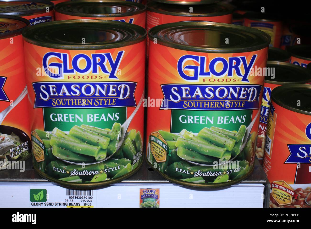 Un primo piano di FAGIOLI VERDI SOUTHERN SYLE, CONDITI CON GLORY, luminosi e colorati su una scaffale di negozi di alimentari Dillons in Kansas Foto Stock