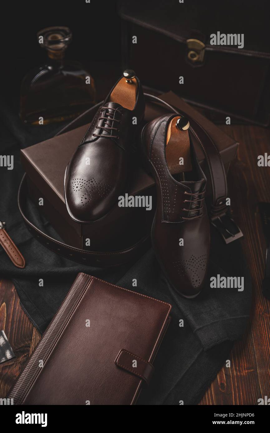 Vita morta con diario in pelle e un paio di scarpe. Concetto di accessori uomo d'affari Foto Stock