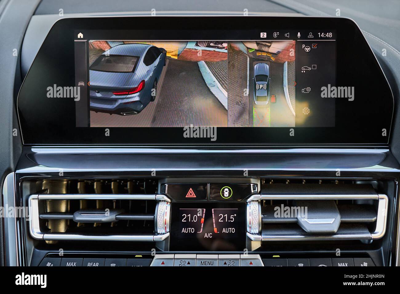 Berlino - Ottobre 2021: BMW Serie 8 dettaglio interno di auto premium con  vista posteriore telecamera surround 360 traiettoria dinamica che gira  corsie e Foto stock - Alamy