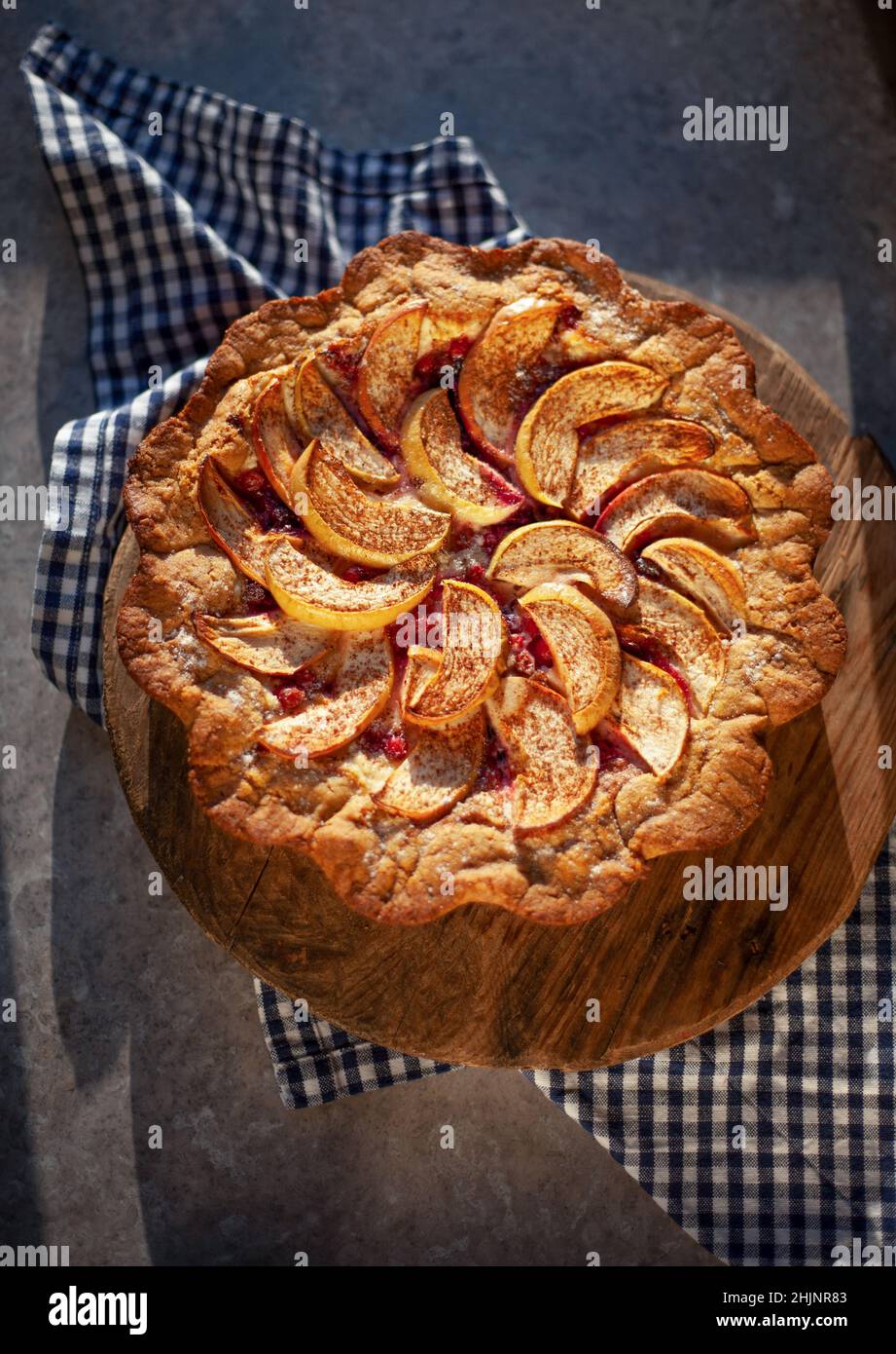 Vista dall'alto della torta fatta in casa. Pasticceria semplice e dolce. Farina prodotto. Cibo sul tavolo. Torta Foto Stock