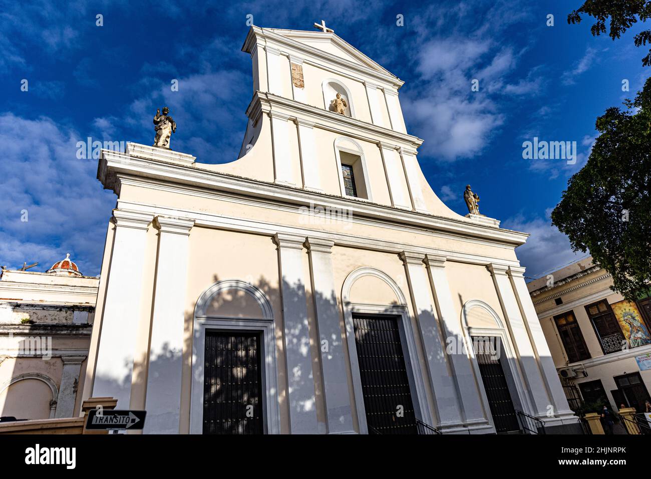 Vista ad angolo basso della Catedral Metropolitana Basiliica de San Juan BautistaSan Juan, Porto Rico) Foto Stock