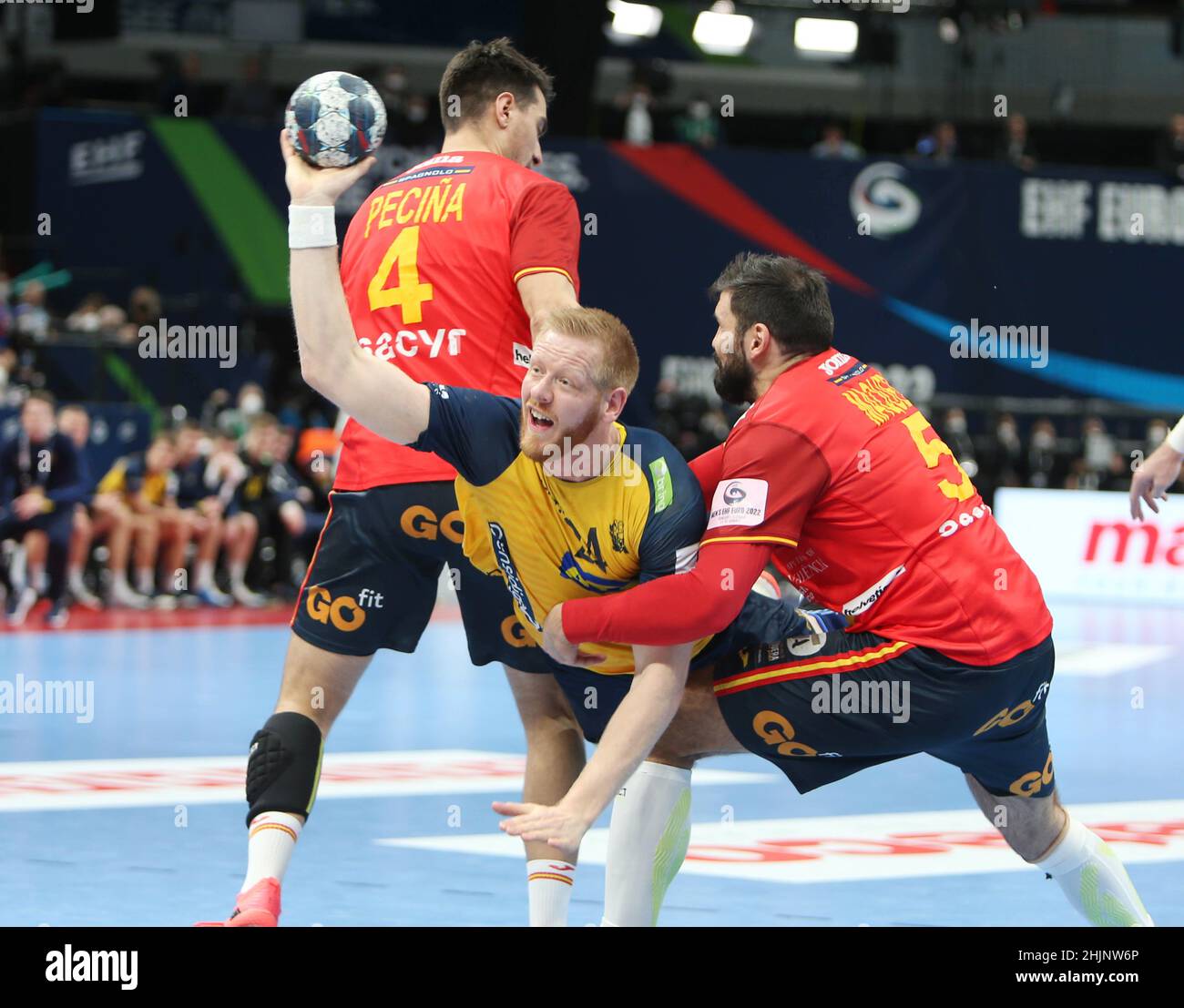 Jim Gottfridsson di Svezia e Inaki Pecina Tome, Jorge Maqueda di Spagna durante l'euro degli uomini EHF, partita finale di pallamano tra Svezia e Spagna il 30 gennaio 2022 presso l'Arena multifunzionale di Budapest, Ungheria - Foto: Laurent Lairys/DPPI/LiveMedia Foto Stock