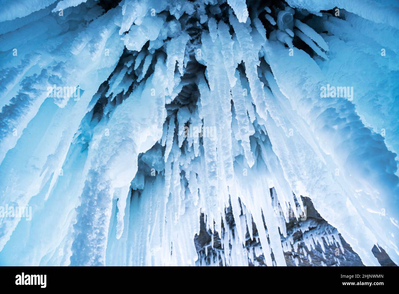 Acqua ghiacciata blu nella grotta di ghiaccio del lago Baikal durante l'inverno. Foto Stock