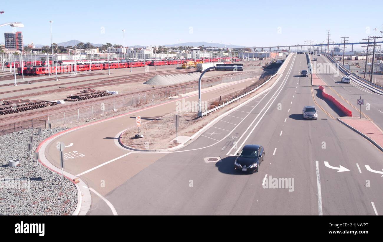 Area industriale, produzione o distretto produttivo a San Diego, California USA. Ponte Coronado e traffico auto. Infrastrutture di fabbricazione e di trasporto. Linee o fili di alimentazione. Cantiere ferroviario. Foto Stock