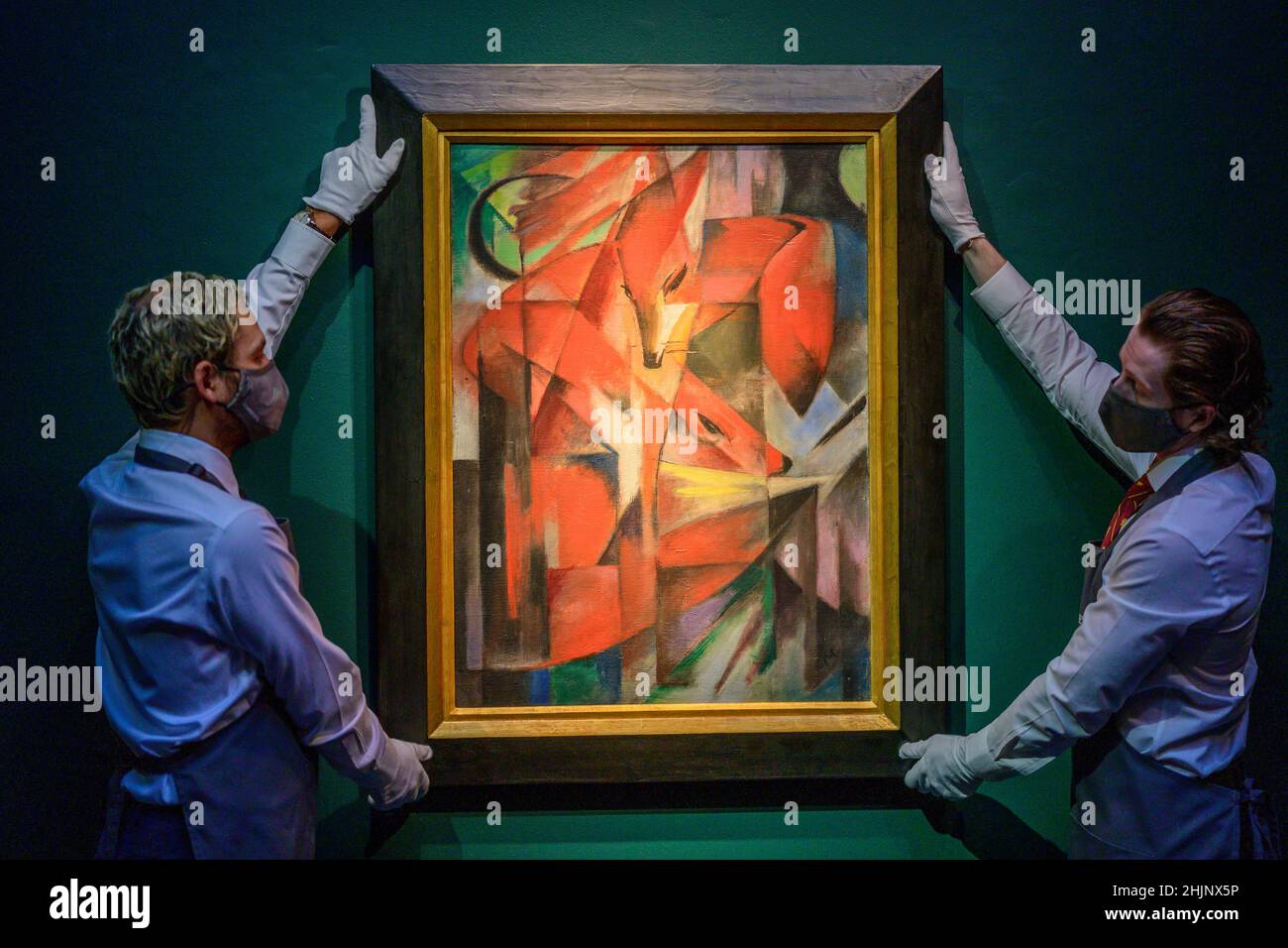 Christie’s, Londra, Regno Unito. 31 gennaio 2022. Il capolavoro del 1913 di Franz Marc, The Foxes, sarà messo in vendita presso Christie’s il 1 marzo 2022 con una stima pre-vendita di circa 35.000.000 sterline. Questo lavoro nazista, saccheggiato e rimesso in causa, sarà il fulcro della London Evening sale di Christie del 20th/21st secolo, un’asta chiave all’interno della serie 20/21 da Shanghai a Londra, che lancia la serie Christie di importanti vendite internazionali del 2022. Credit: Malcolm Park/Alamy Live News. Foto Stock